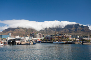 Hafenbecken mit Blick auf den Tafelberg, Kapstadt