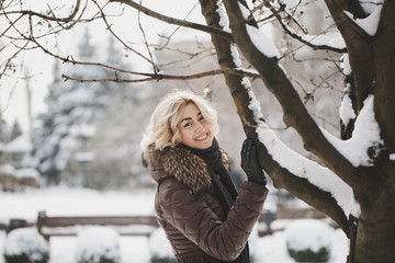 Beautiful woman posing in winter Park.