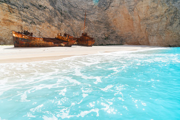Navagio Shipwreak Strand mit rostigem Schiff und klarem blauem Wasser der Insel Zakynthos, Griechenland