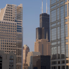 Obraz premium Szczegóły nowoczesnych budynków architektonicznych i drapaczy chmur w centrum Chicago