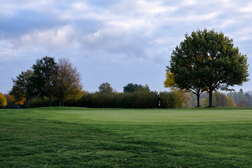 Fototapeta na wymiar Golfplatz im Herbst