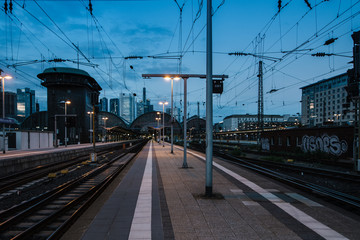Fototapeta na wymiar Nachts am Bahnhof