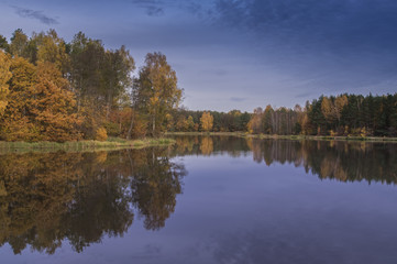 Jesień nad jeziorem.