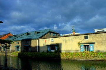 Fototapeta na wymiar 晩秋の小樽運河の倉庫群の風景