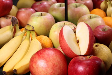 鏡に映るフルーツ