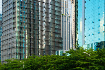 der Finanzdistrikt Futian der chinesischen Metropole Shenzhen - die riesigen unteren Teile der Wolkenkratzer mit ihren Glasfassaden am Tag