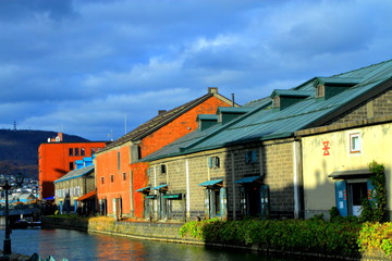 北海道、小樽運河とレトロな倉庫群の風景
