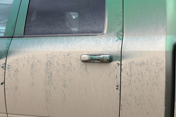 泥で汚れた車　Car dirty in the mud
