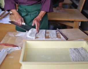 Fototapeta na wymiar 蕎麦の麺を作る日本人のシェフ