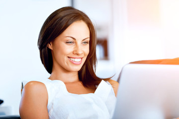 Obraz premium Young beautiful woman working on her laptop