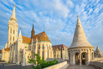 Fototapeta na wymiar Fisherman's Bastion and the Matthias Church in Budapest, Hungary