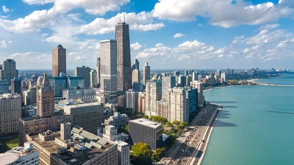 Schilderijen op glas Chicago skyline luchtfoto drone uitzicht van bovenaf, Lake Michigan en stad Chicago downtown wolkenkrabbers stadsgezicht, Illinois, USA © Iuliia Sokolovska