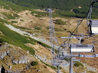 Wyciąg krzesełkowy na trasy narciarskie na Kasprowym Wierchu w Zakopanym poza sezonem narciarskim, jesienny wyjazd w góry - obrazy, fototapety, plakaty