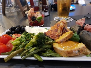 Pollo alla griglia con verdure e pane nero