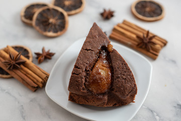 Schokoladen Lebkuchen Torte mit Birnen