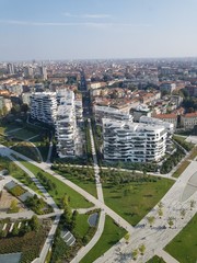 Vista dall'alto del nuovo quartiere di Milano, CityLife, con residenze di lusso e aree verdi 