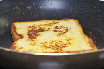 フレンチトーストを作っているところ