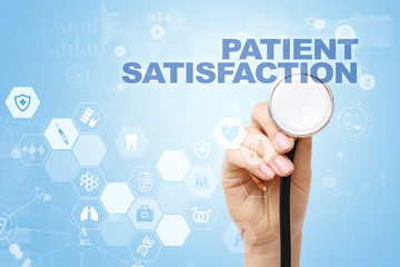 Fototapeta premium Lekarz medycyny używa nowoczesnego interfejsu wirtualnego ekranu komputera, koncepcji sieci technologii medycznej. EHP, EMR, Elektroniczna karta zdrowia.