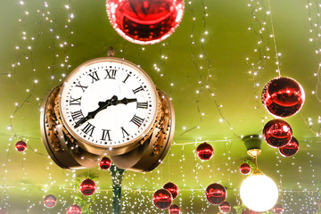 Boules de Noel dans une gare