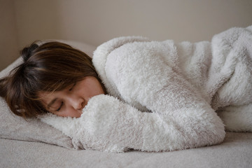 寝室にいるパジャマの女性