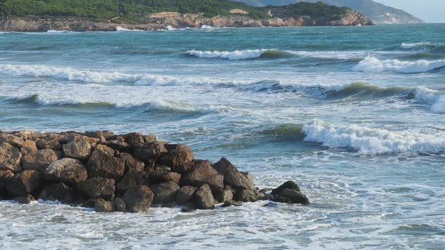 Olas rompiendo en el rompeolas en Vilanova