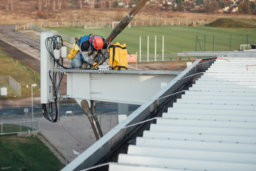 The man mounts installations to the mobile telephony antenna