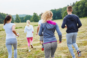 Junge Leute joggen zusammen