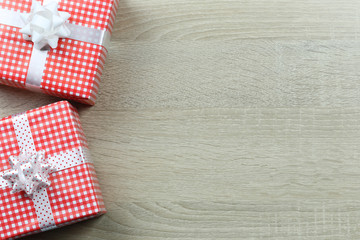 Obraz premium Red gift box for Christmas decoration on wooden floor.