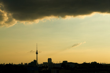 Fototapeta premium Berlin City Skyline als Silhouette mit Fernsehturm