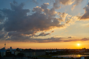 Sonnenuntergang in Berlin City mit Fernsehturm