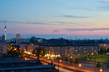 Berlin City abends mit Fernsehturm © Robert Kneschke