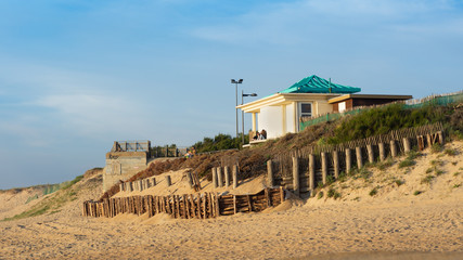 Kiosko de playa al atardecer en verano