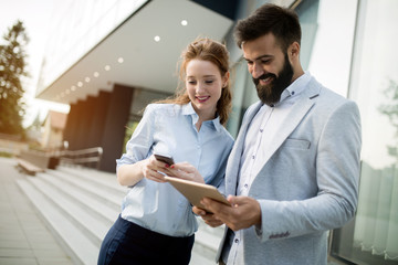 Obraz premium Young business couple walking outdoor near office building