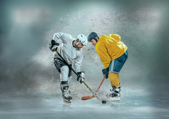 Obraz premium Caucasian ice hockey Players in dynamic action in a professional