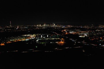 Frankfurt aus der Luft bei Nacht - Skyline und Autobahnen