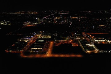 Frankfurt aus der Luft bei Nacht - Skyline und Autobahnen