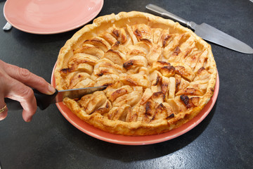 Couper une part de tarte aux pommes