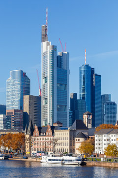 Frankfurt am Main, Blick auf die Skyline von der Alten Br&uuml;cke. 18. November 2018.