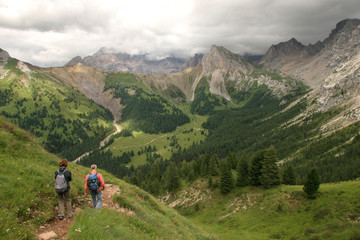Fototapeta na wymiar Escursionisti nella Val San Nicolò, panorama con cima Costabella e Monzoni