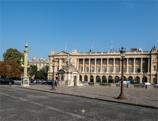 Fototapeta na wymiar le place de la Concorde et l'Hôtel Crillon à Paris