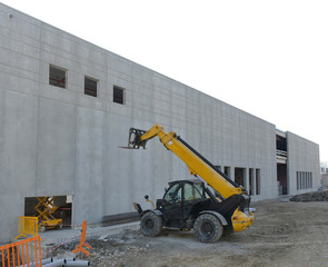 Edificio industriale in cemento in costruzione con  elevatore meccanico