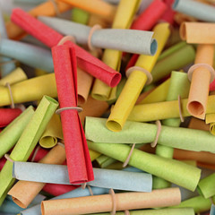 Viele bunte Tombolalose