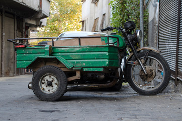 sokak arasında eski bir motosiklet