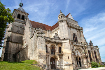 Fototapeta premium Tonnerre. Façade de l'église Saint Pierre. Yonne. Bourgogne-Franche-Comté 