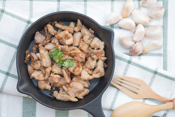Pork fried with crunchy garlic