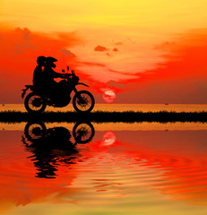 Fototapeta na wymiar silhouette of love in sunset with classic motorcycle and water reflection