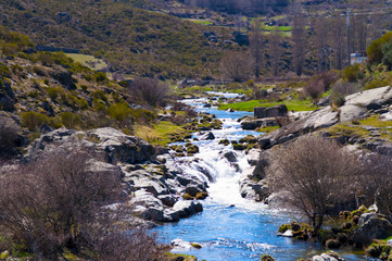 Río en una montaña