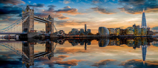 Fototapeta premium Panoramę Londynu: od Tower Bridge do Tower po zachodzie słońca z odbiciami w Tamizie