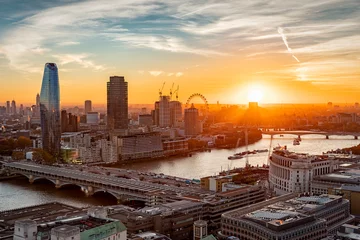 Fototapeten Sonnenuntergang hinter der Skyline von London: an der Themse entlang bis zur Westminster Brücke © moofushi