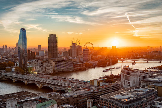 Fototapeta Sonnenuntergang hinter der Skyline von London: an der Themse entlang bis zur Westminster Brücke